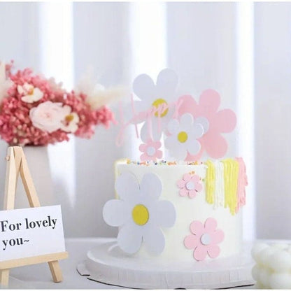 Fresh Blooms: Small Daisy Cake Decoration for Birthday Delight!