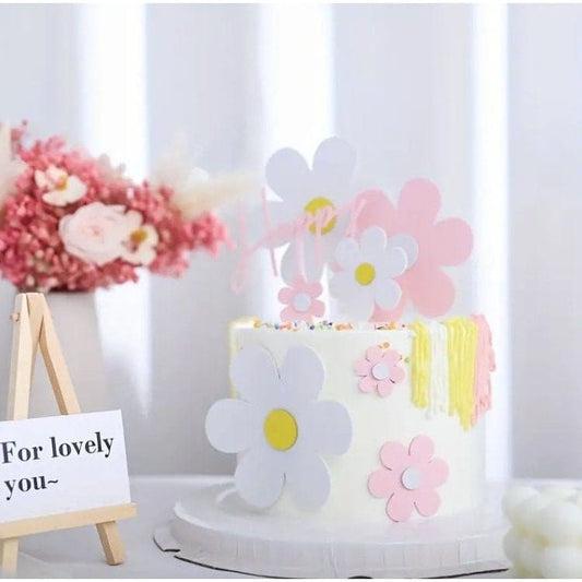 Fresh Blooms: Small Daisy Cake Decoration for Birthday Delight!