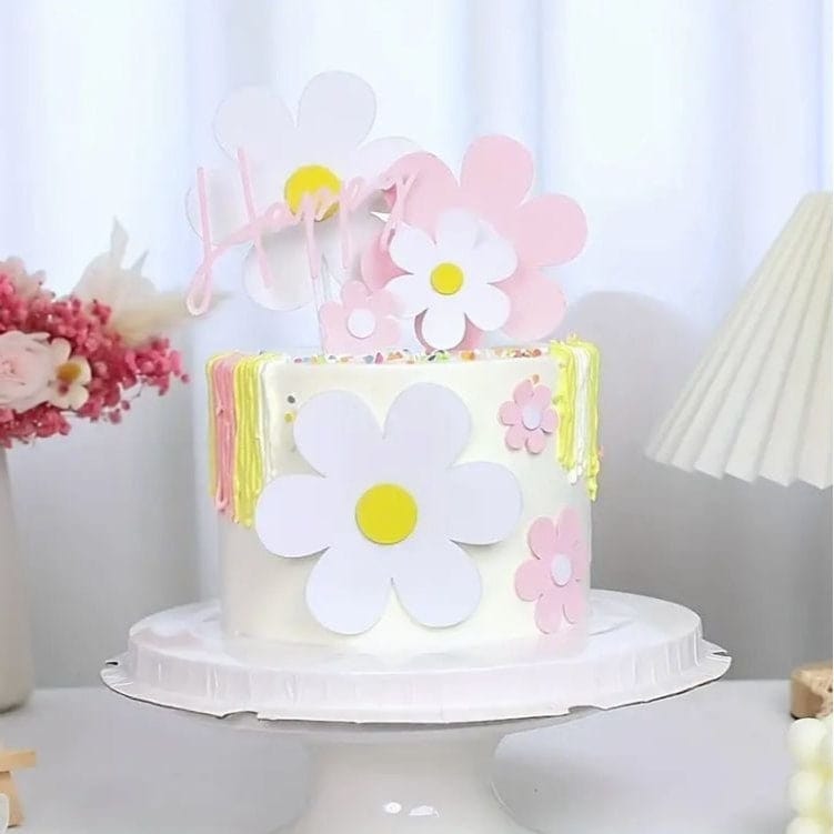 Fresh Blooms: Small Daisy Cake Decoration for Birthday Delight!